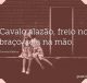 Cavalo alazão, freio no braço, sela na mão