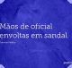 Mãos de oficial envoltas em sandal